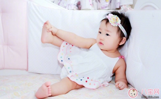 伊能靜女兒小米?？心_丫萌萌的 寶寶為啥都愛(ài)啃腳丫