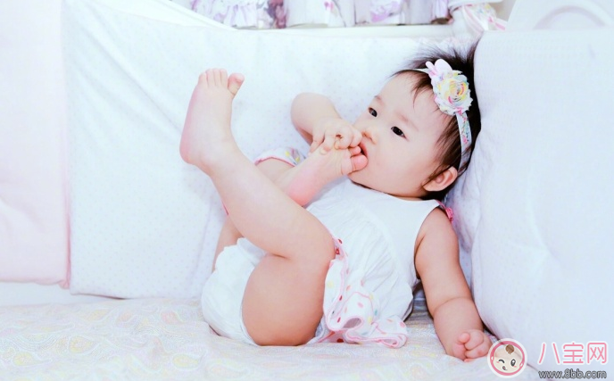 伊能靜女兒小米?？心_丫萌萌的 寶寶為啥都愛(ài)啃腳丫