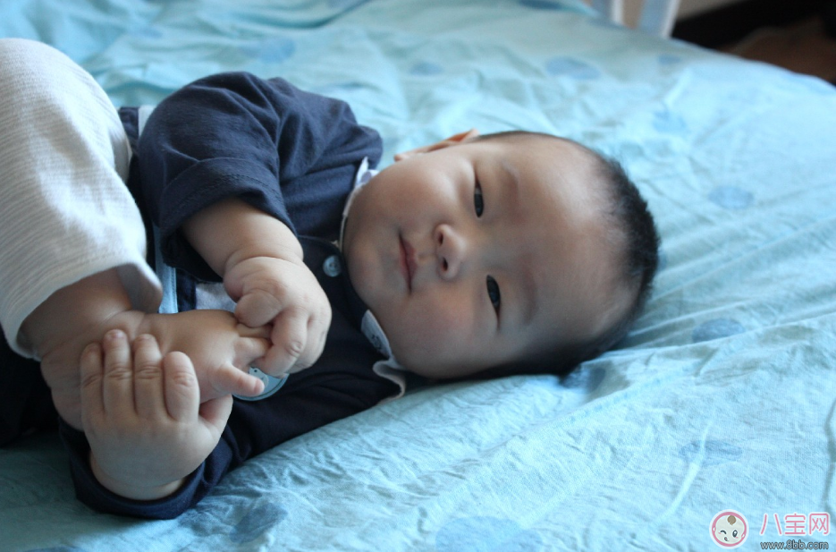 伊能靜女兒小米粒啃腳丫萌萌的 寶寶為啥都愛(ài)啃腳丫