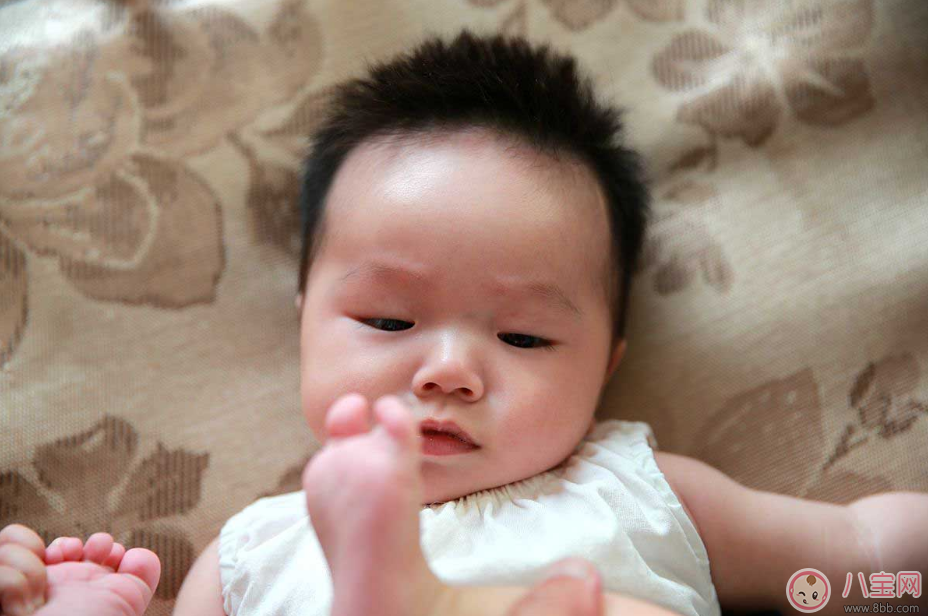 伊能靜女兒小米?？心_丫萌萌的 寶寶為啥都愛(ài)啃腳丫