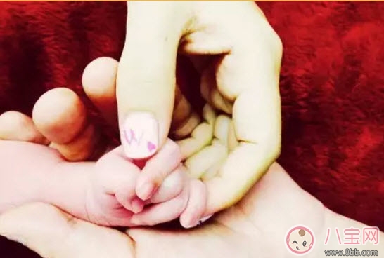 章子怡和Angelababy哺乳期涂指甲可以嗎 哺乳期涂指甲的影響