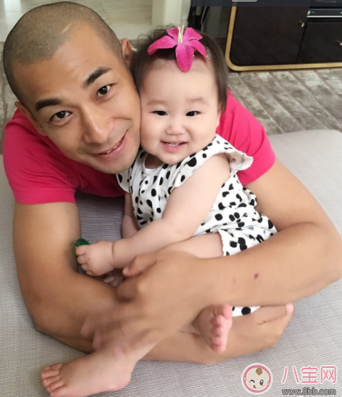 趙文卓兩天假期也要回家看孩子 爸爸工作忙碌如何照料孩子