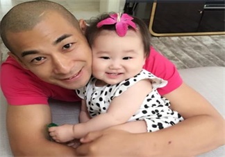趙文卓兩天假期也要回家看孩子 爸爸工作忙碌如何照料孩子
