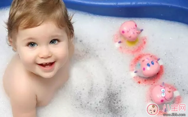 夏天竟然不能給孩子洗澡 分清時(shí)候洗澡效率高