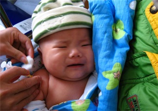 趙文卓女兒打疫苗只哭了一下 孩子打疫苗需要準(zhǔn)備什么