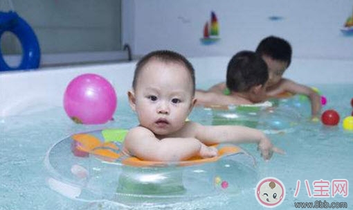 2017夏季寶寶游泳水溫多少合適 嬰兒游泳水溫過高會(huì)怎么樣