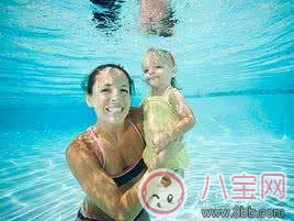 2017夏季親子游泳應(yīng)該準備什么  有哪些問題需要了解