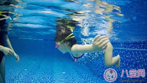 2017夏季親子游泳應(yīng)該準備什么  有哪些問題需要了解