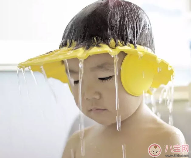 寶寶洗澡耳朵進水了怎么辦 怎么判斷寶寶耳朵進水(搖頭挖耳朵)