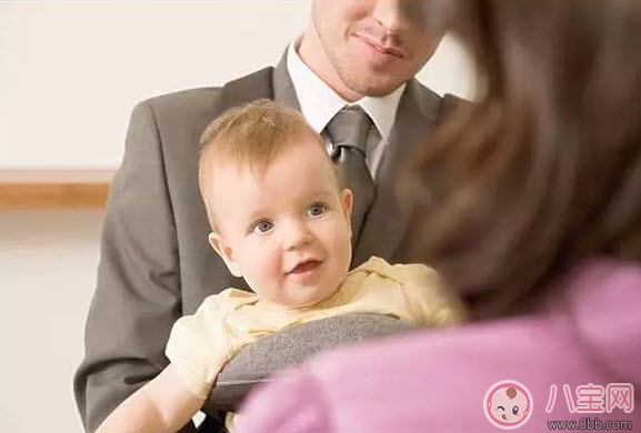 寶寶認生怎么辦 寶寶認生好還是不認生好(為什么有些寶寶不認生)