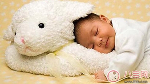 寶寶頭型睡偏了怎么辦 寶寶頭型調(diào)整怎么做