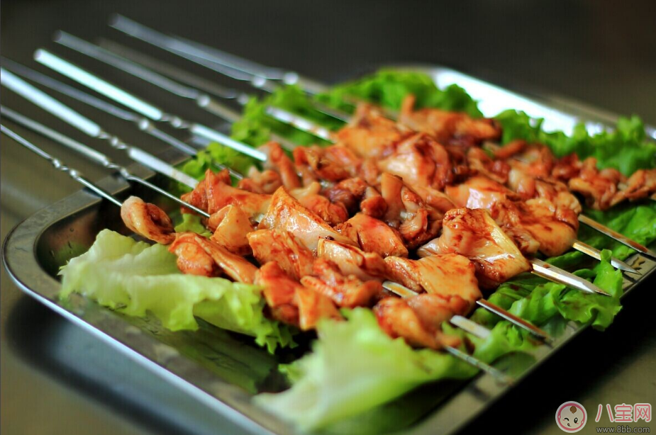 三伏天孩子在外面玩噴泉水 孩子戶外玩耍一定要注意 三伏天孩子在外面玩噴泉水 孩子戶外玩耍一定要注意