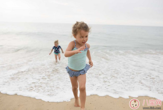 三伏天孩子在外面玩噴泉水 孩子戶外玩耍一定要注意 三伏天孩子在外面玩噴泉水 孩子戶外玩耍一定要注意