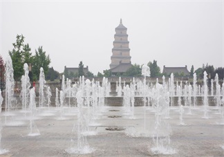 三伏天孩子在外面玩噴泉水 孩子戶外玩耍一定要注意