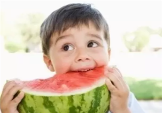 2017三伏天擦爽身粉寶寶痱子更嚴重 防痱?qū)毜鋪韼兔? data-NoIQ=