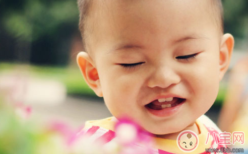 嬰兒長牙齒晚上睡不好怎么辦 寶寶長牙齒晚上躁動不安