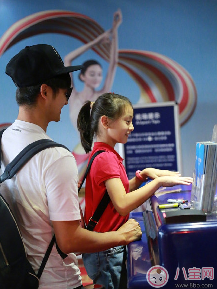 田亮森碟現(xiàn)身機(jī)場(chǎng)出行游玩 一家人出行需要準(zhǔn)備什么