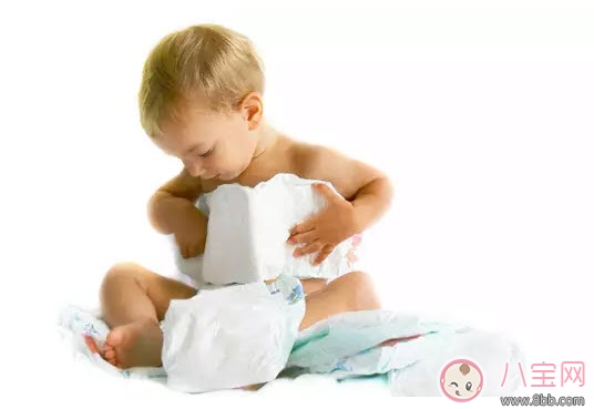 夏天用紙尿褲好還是用尿布好 尿布和紙尿褲哪個(gè)好