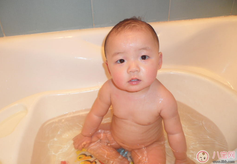 開掛民族給孩子洗澡簡直麻利 夏天怎么給寶寶洗澡