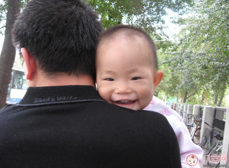 月嫂給嬰兒喂奶拎在半空中晃 照顧孩子到底應(yīng)不應(yīng)該請月嫂 月嫂給嬰兒喂奶拎在半空中晃 照顧孩子到底應(yīng)不應(yīng)該請月嫂