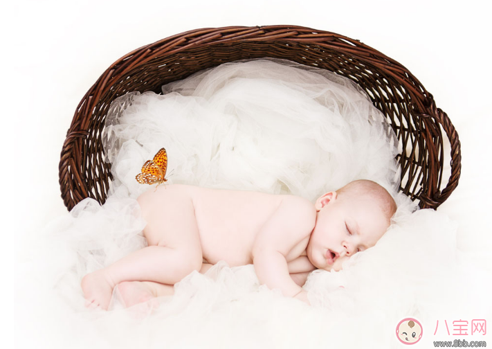 月嫂給嬰兒喂奶拎在半空中晃 照顧孩子到底應(yīng)不應(yīng)該請月嫂 月嫂給嬰兒喂奶拎在半空中晃 照顧孩子到底應(yīng)不應(yīng)該請月嫂