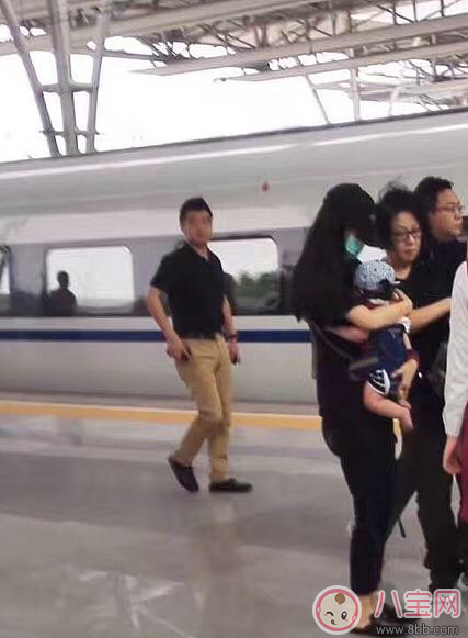 Baby小海綿坐高鐵圖片 幾個月的嬰兒可以坐高鐵需要注意什么