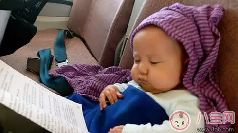 Baby抱小海綿坐高鐵 嬰兒多大可以坐飛機(jī)(3個(gè)月以上)