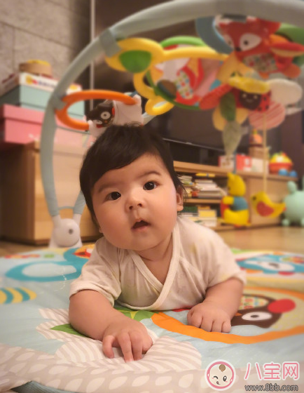 賈靜雯女兒Bo妞三個多月會翻身了 寶寶多大會翻身(4-7個月)