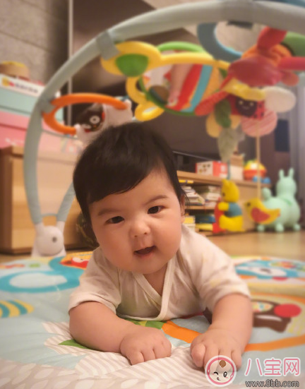賈靜雯女兒Bo妞三個多月會翻身了 寶寶多大會翻身(4-7個月)