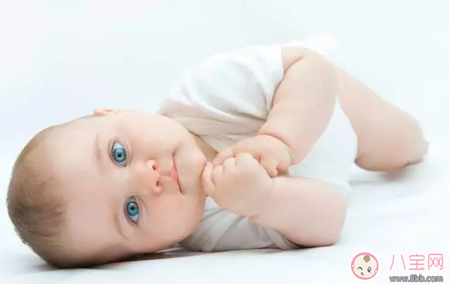 賈靜雯女兒Bo妞三個多月會翻身了 寶寶多大會翻身(4-7個月)