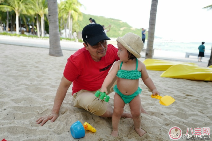 楊冪爸爸曬和小酒窩在沙灘玩耍 和寶寶在沙灘玩耍需要注意些什么
