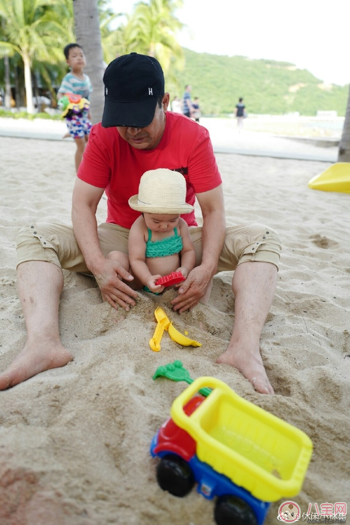 楊冪爸爸曬和小酒窩在沙灘玩耍 和寶寶在沙灘玩耍需要注意些什么