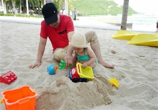 楊冪爸爸曬和小酒窩在沙灘玩耍 和寶寶在沙灘玩耍需要注意些什么