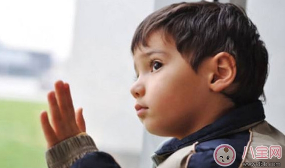 電閃雷鳴中5歲小女孩撥通110 孩子一個(gè)人在家應(yīng)該注意什么