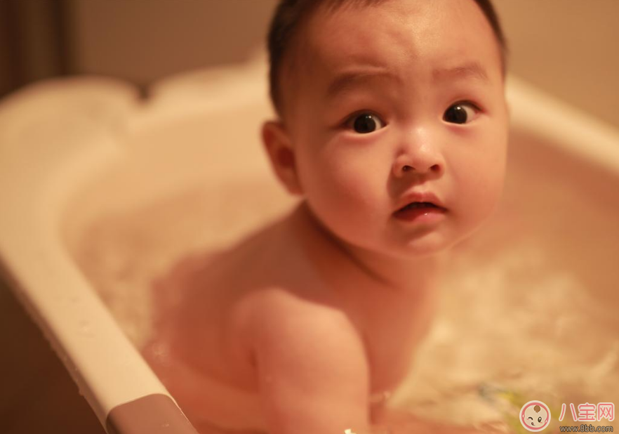 三伏天怎么給寶寶洗澡好 夏天寶寶要洗幾次澡
