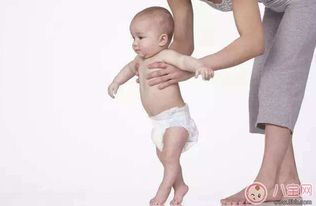 嬰兒扶站 寶寶過早被扶站的弊端(平衡感 O形腿 不愛爬)