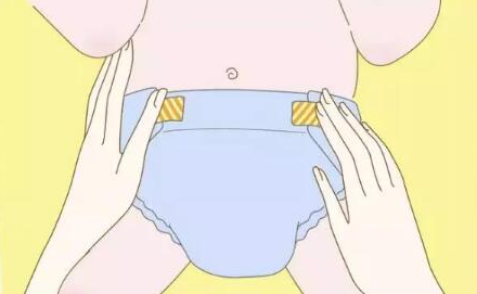 怎么給寶寶穿紙尿褲    紙尿褲穿法流程