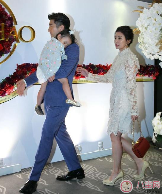 孩子什么時(shí)候睡覺好 賈靜雯帶咘咘參加晚宴她累到睡著