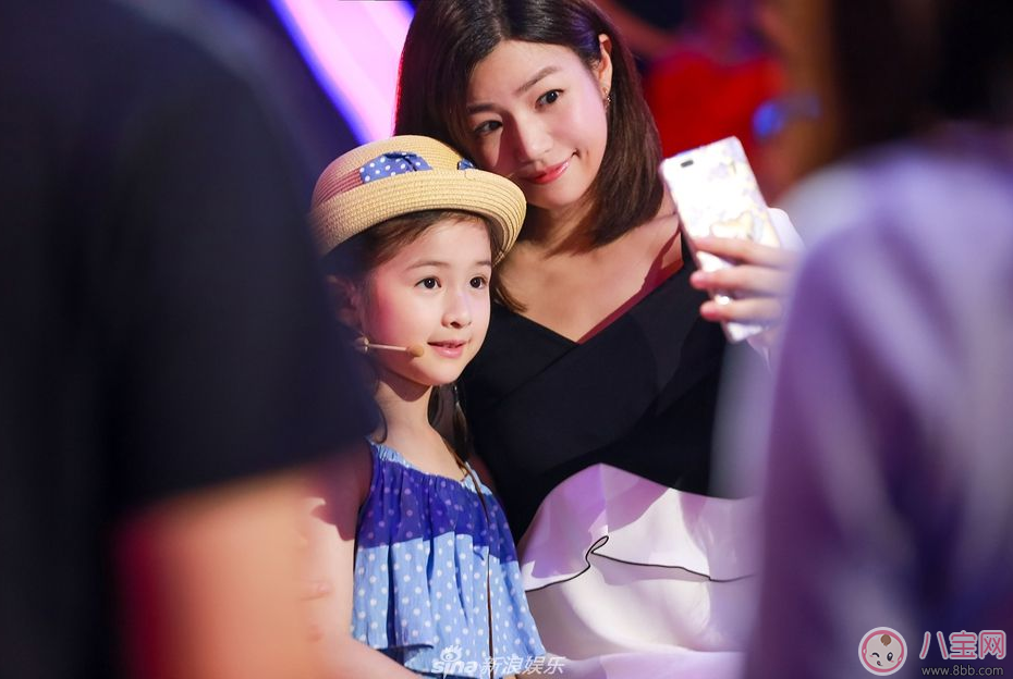 孩子什么時(shí)候睡覺好 賈靜雯帶咘咘參加晚宴她累到睡著