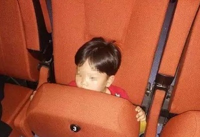 危險！電影院座椅會“吃”小孩 家長應抱著孩子觀影
