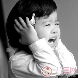 危險！電影院座椅會“吃”小孩 家長應抱著孩子觀影