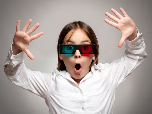 危險！電影院座椅會“吃”小孩 家長應抱著孩子觀影