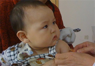 怎么讓孩子打針時(shí)不哭不鬧 孩子安安靜靜打針?lè)椒? data-SSjf=