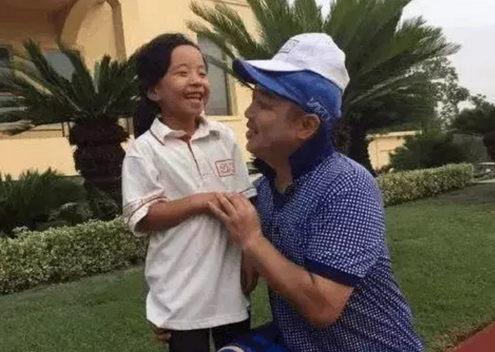 劉國梁教女兒高爾夫獲世界亞軍！父母如何成為孩子的榜樣