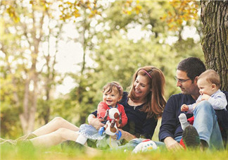劉國梁教女兒高爾夫獲世界亞軍！父母如何成為孩子的榜樣