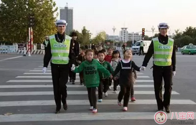 汪涵愛妻楊樂(lè)樂(lè)牽3歲小沐沐出行 國(guó)慶節(jié)出行小心孩子安全隱患