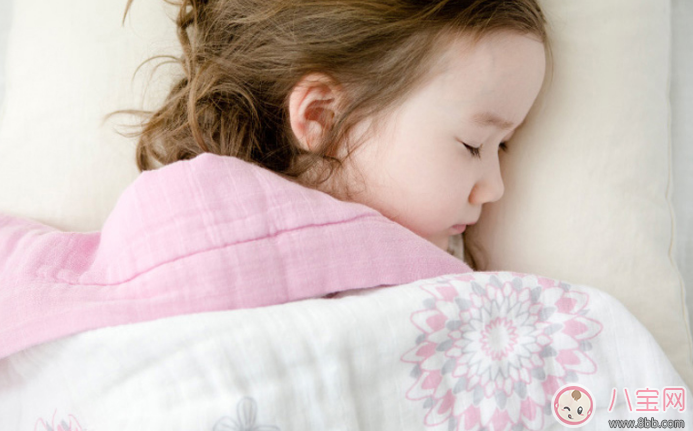 寶寶獨(dú)睡要準(zhǔn)備什么 寶寶自己一個(gè)人睡覺需要的兩件東西