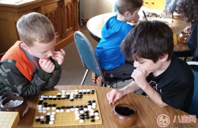 孩子學(xué)下棋的最佳年齡 孩子學(xué)象棋圍棋國(guó)際象棋哪種好