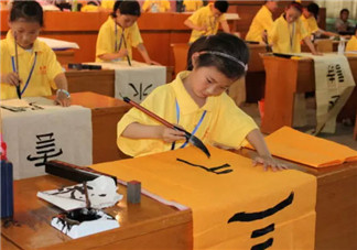 孩子學(xué)書(shū)法的最佳年齡 哪些明星的孩子在學(xué)書(shū)法