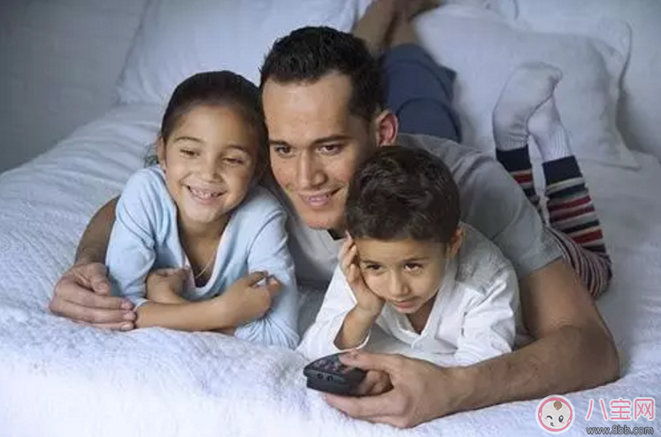 寶寶看電視的影響 如何規(guī)定寶寶看電視的時(shí)機(jī)